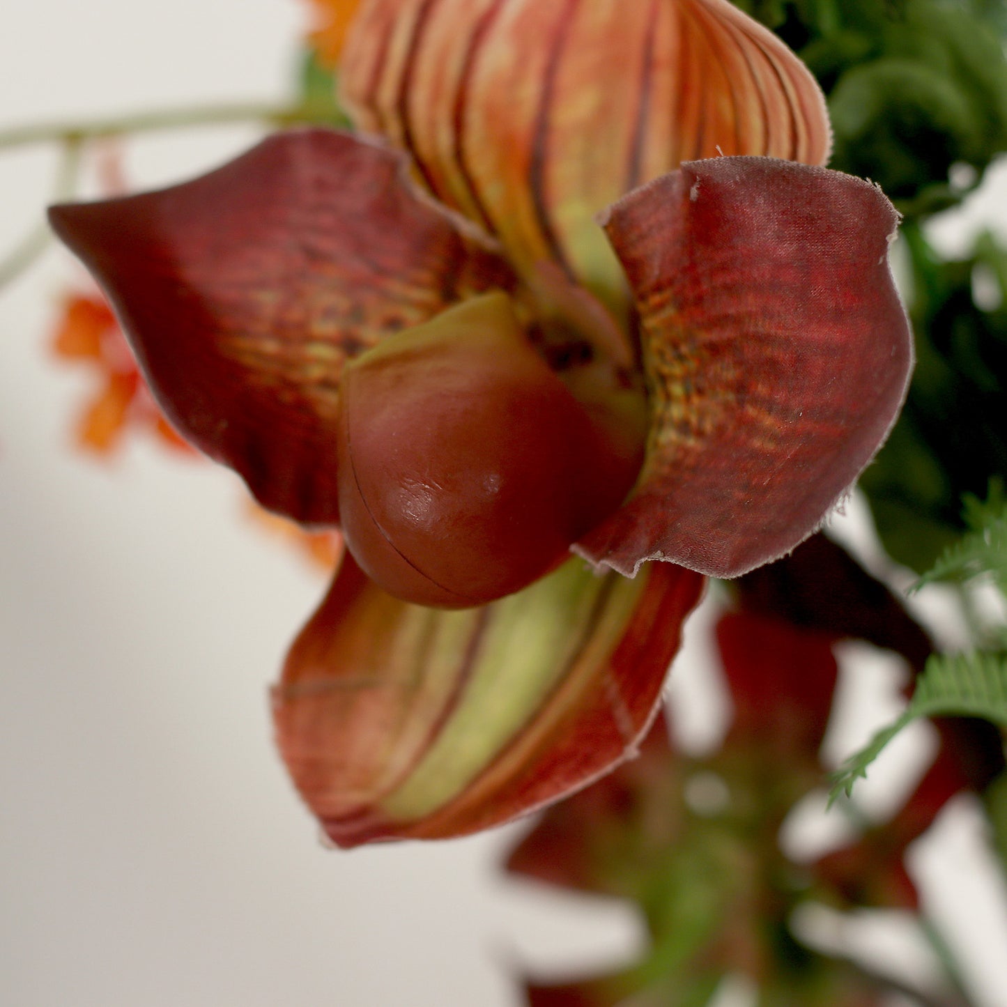 Detailbild einer braunen Blüte vom künstlichen Blumenstrauß Spirit of Madagascar von Lumisa’s Choice.