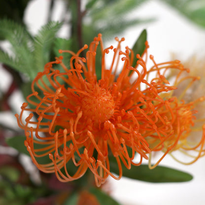 Detailbild einer orangenen Blüte vom künstlichen Blumenstrauß Spirit of Madagascar von Lumisa’s Choice.