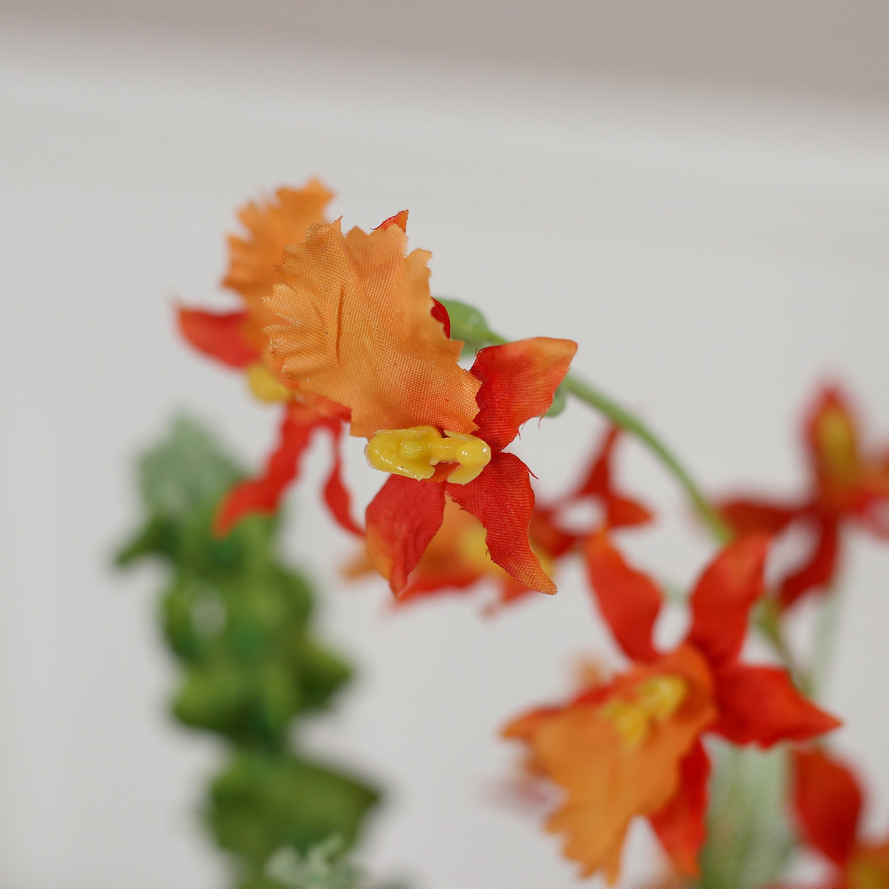 Detailbild einer orangenen Blüte vom künstlichen Blumenstrauß Spirit of Madagascar von Lumisa’s Choice.
