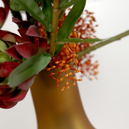 Detailbild vom künstlichen Blumenstrauß Spirit of Madagascar von Lumisa’s Choice in goldener Vase.