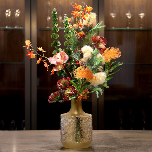 Künstlicher Blumenstrauß Spirit of Madagascar von Lumisa’s Choice in goldener Vase im edlen Interior