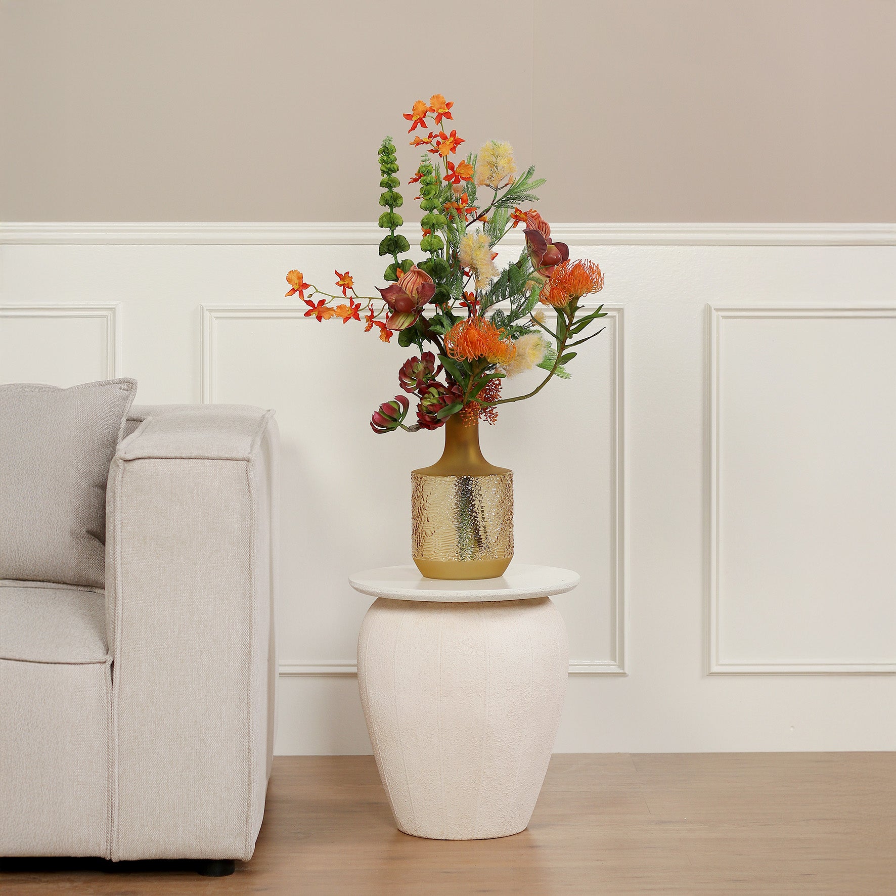 Künstlicher Blumenstrauß Spirit of Madagascar von Lumisa’s Choice in goldener Vase auf Beistelltisch im modernen Wohnzimmer