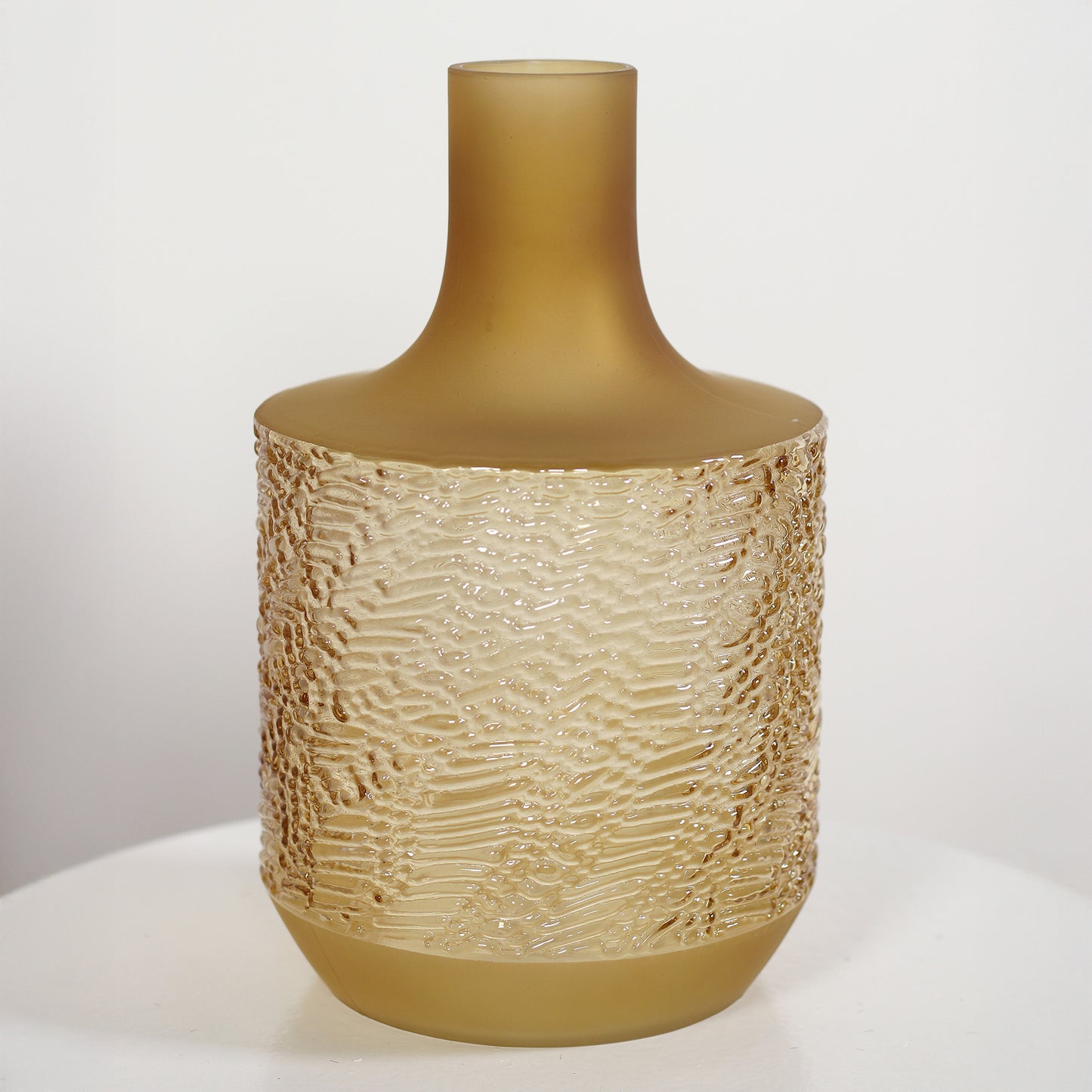 Goldene Vase auf weißem Beistelltisch für den künstlichen Blumenstrauß Spirit of Madagascar von Lumisa’s Choice