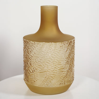 Goldene Vase auf weißem Beistelltisch für den künstlichen Blumenstrauß Spirit of Madagascar von Lumisa’s Choice