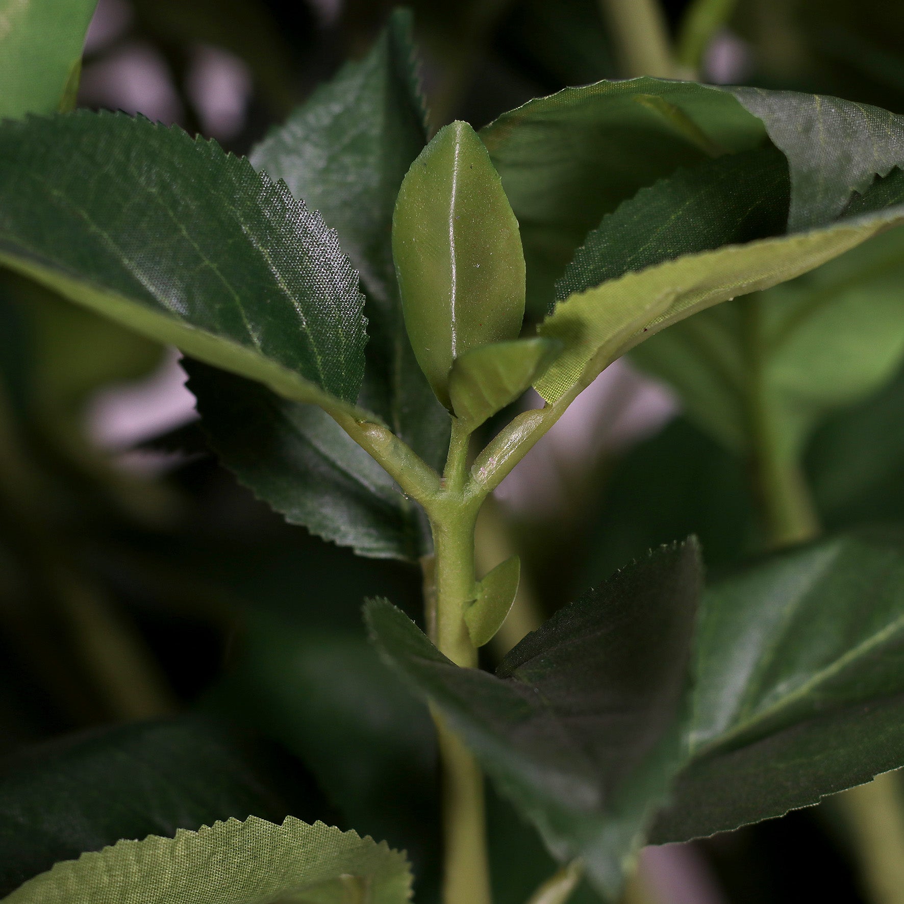 Detailaufnahme hochwertiger Blumenstiel einer künstlichen Hortensie