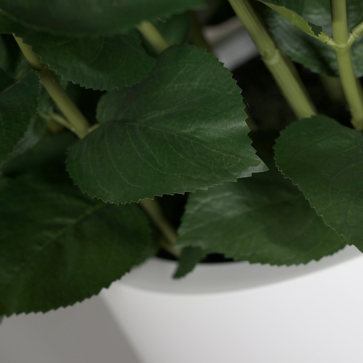 Detailbild künstliche Blätter eines Hortensien-Arrangements