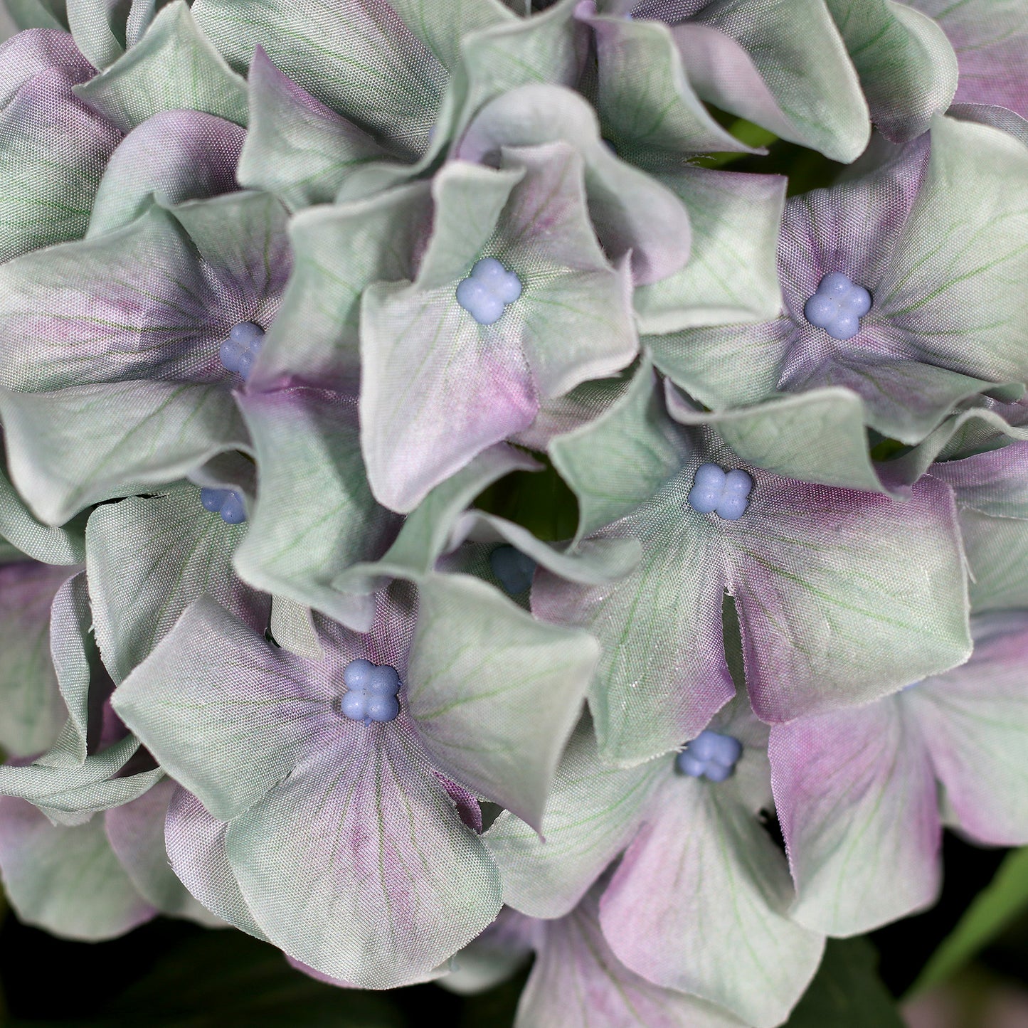 Detailaufnahme hochwertiger künstlicher Hortensienblüten in blau