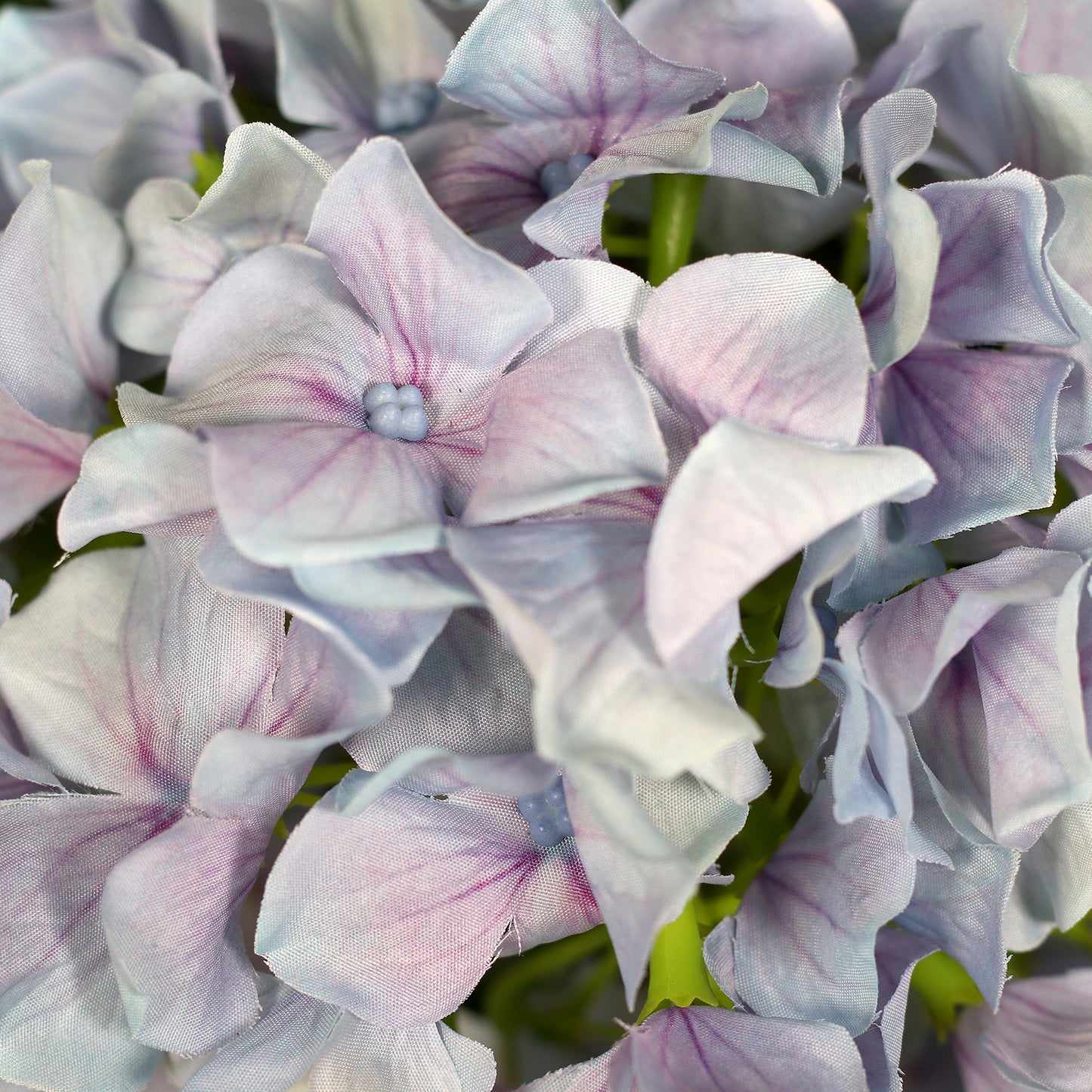 Detailaufnahme moderner künstlicher Hortensienblüten in blau