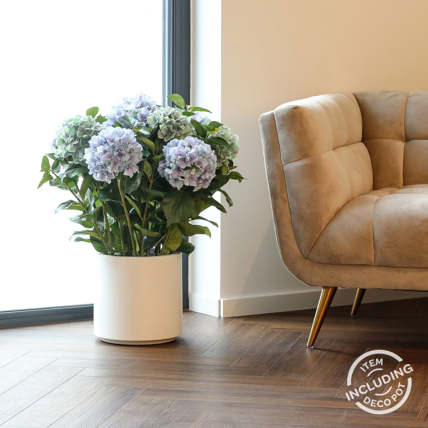 Kleines blaues künstliches Hortensien-Arrangement im Topf im hochwertigen Interior