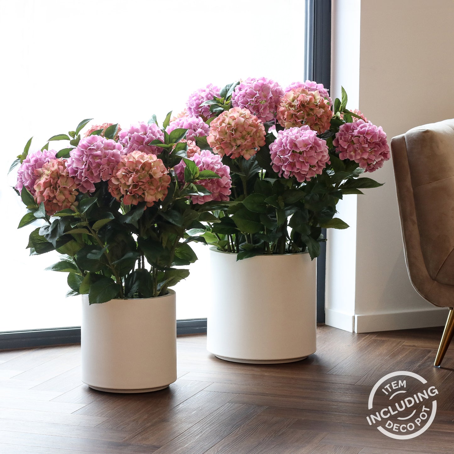 Zwei pinke künstliche Hortensien-Arrangements im Topf im hochwertigen Interior