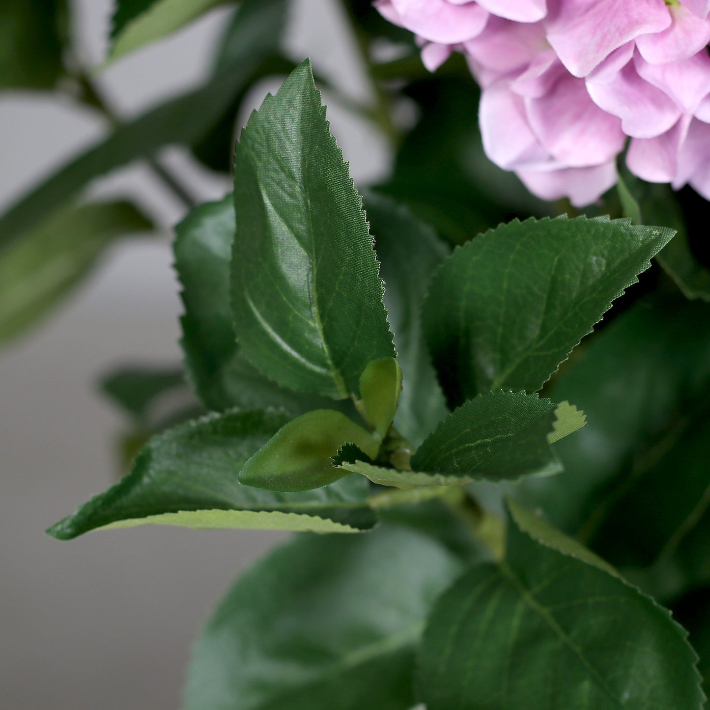 Künstliche Blätter eines künstlichen Hortensien-Arrangements in pink
