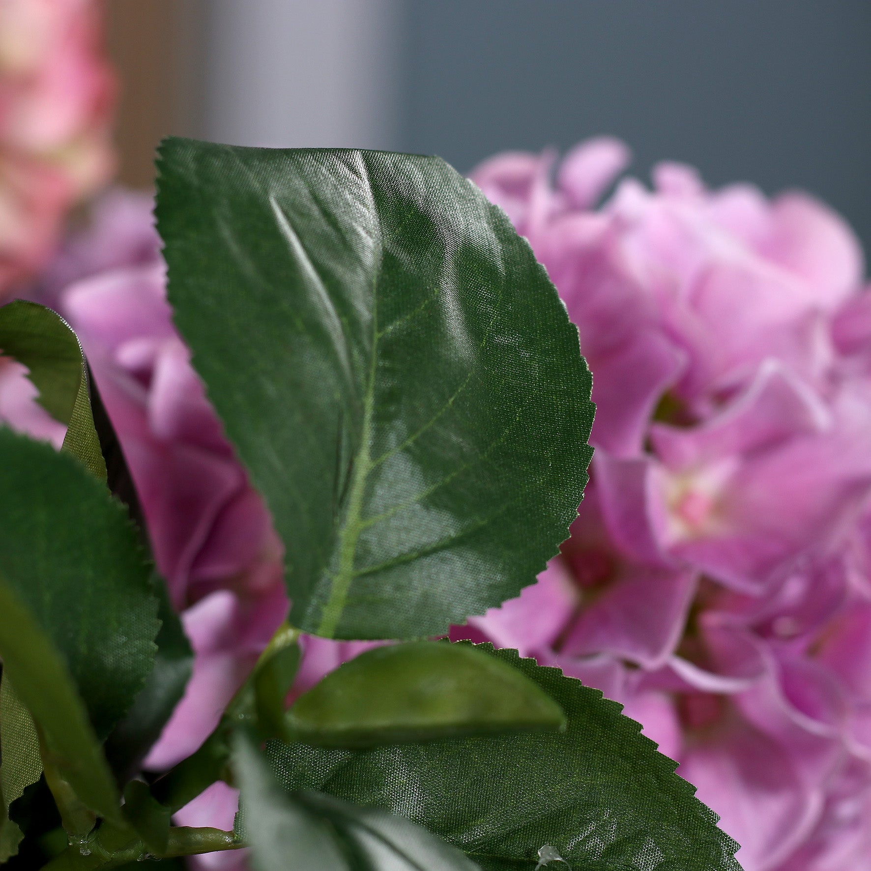 Künstliche hochwertige Blätter eines pinken Hortensien-Arrangements
