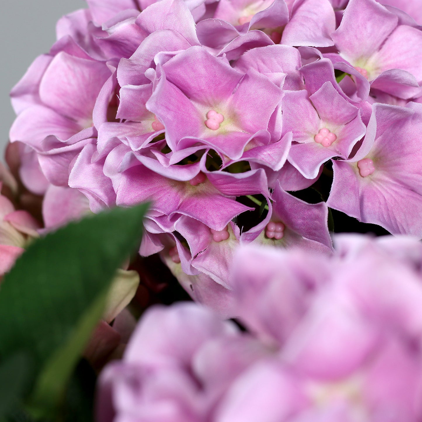 Detailbild moderner künstlicher Hortensienblüten in pink