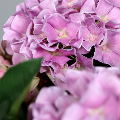Detailbild moderner künstlicher Hortensienblüten in pink