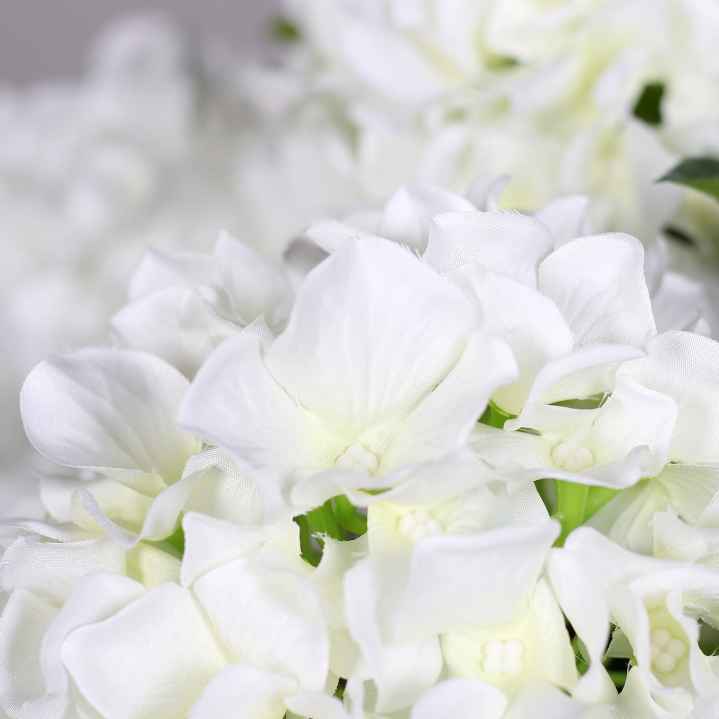 Detailaufnahme hochwertiger künstlicher Hortensienblüten in weiß