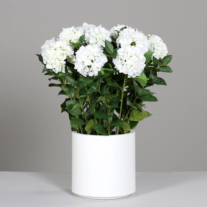 Großes künstliches Premium Hortensien-Arrangement im Topf weiß auf Tisch