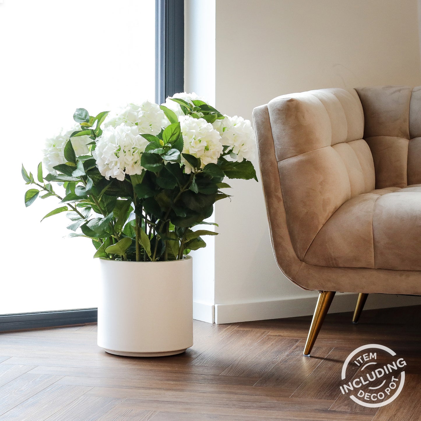 Kleines weißes künstliches Hortensien-Arrangement im Topf im hochwertigen Interior