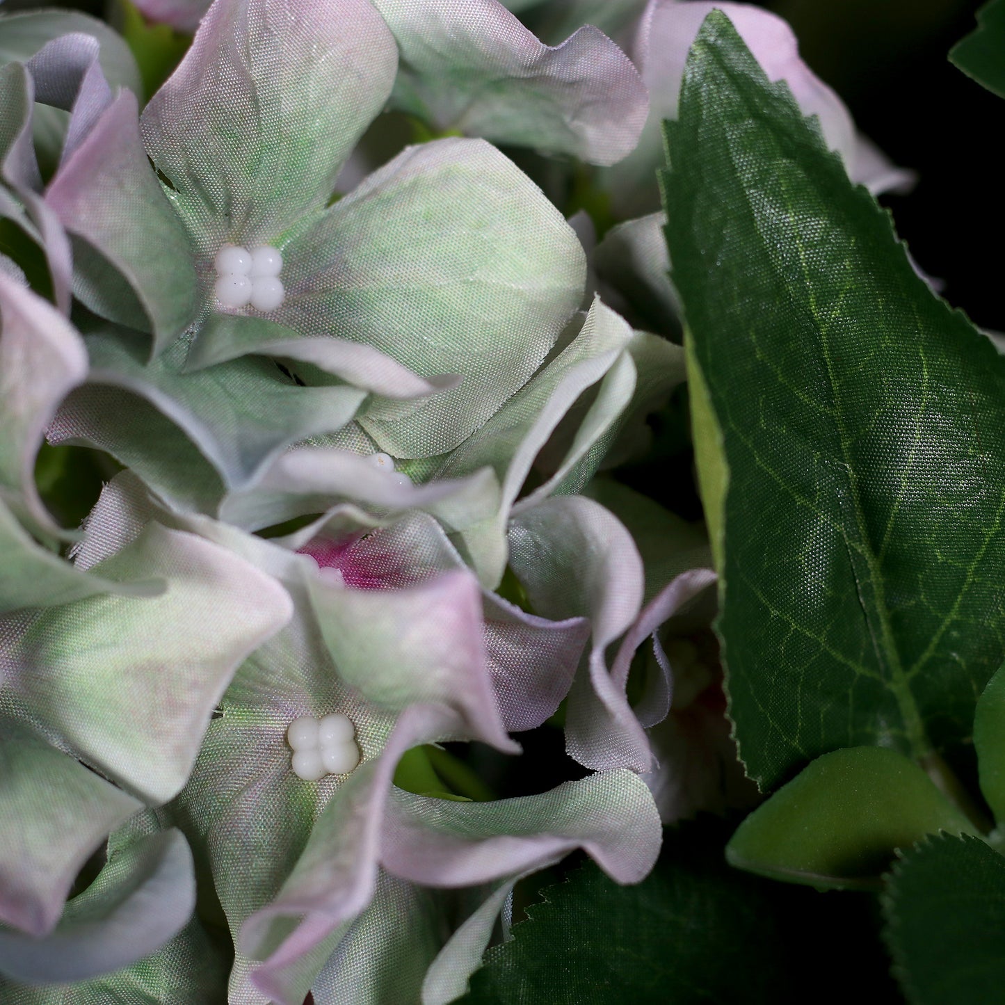 Nahaufnahme moderner künstlicher Hortensienblüten in blau
