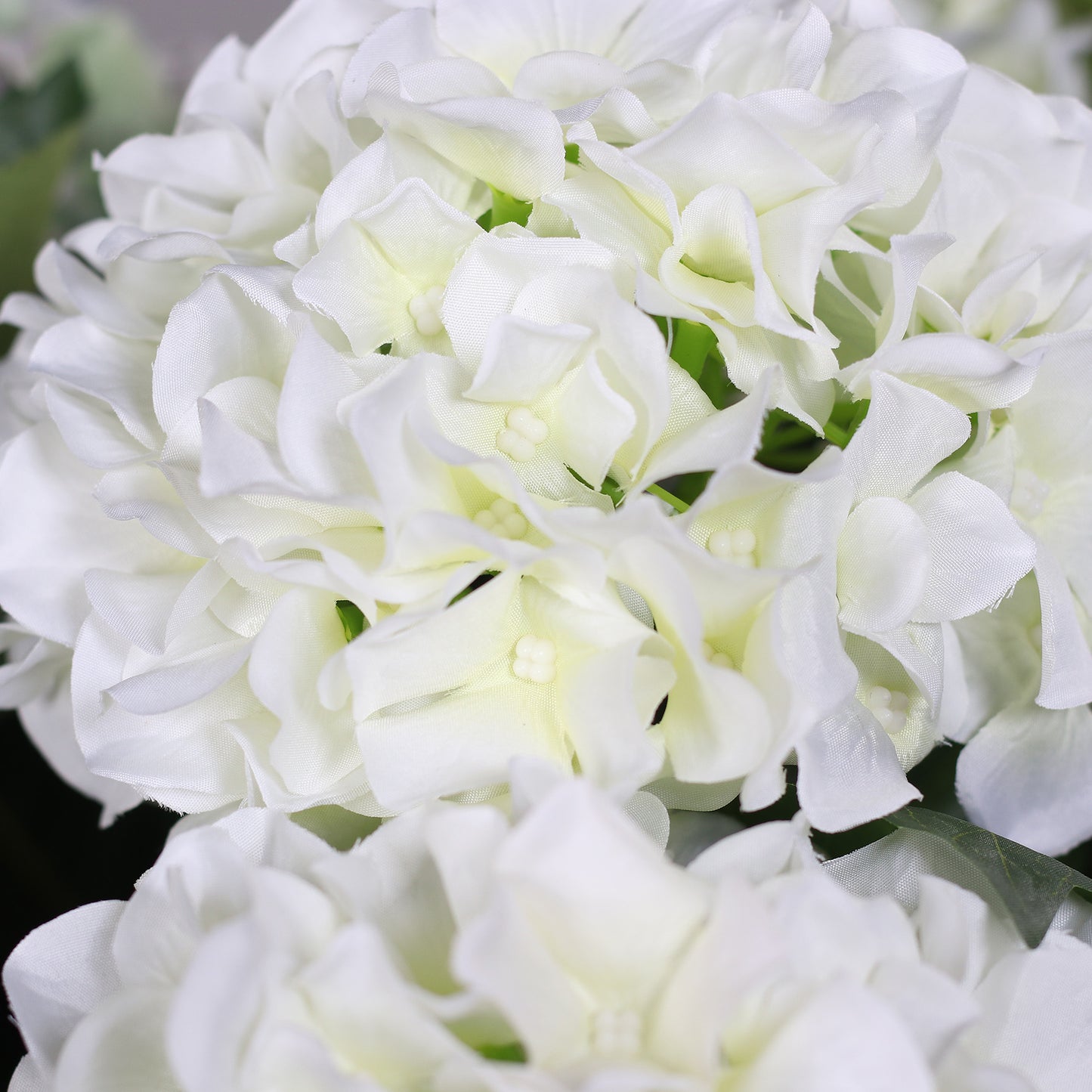 Nahaufnahme moderner künstlicher Hortensienblüten in weiß