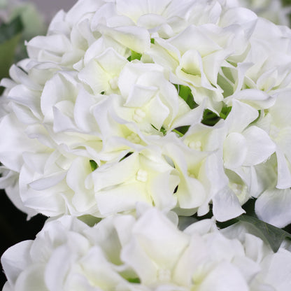 Nahaufnahme moderner künstlicher Hortensienblüten in weiß