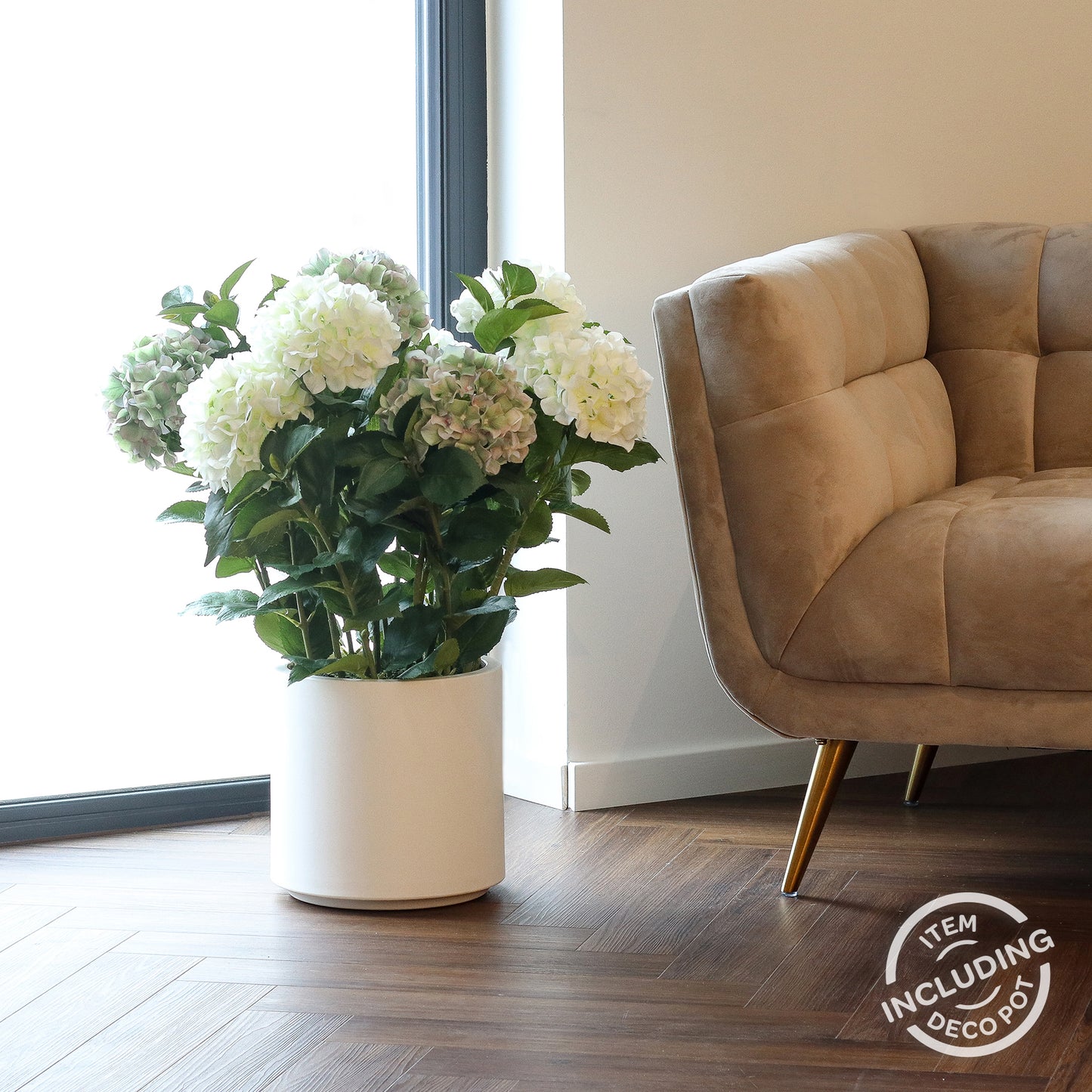 Kleines weiss-grünes künstliches Hortensien-Arrangement im Topf im hochwertigen Interior