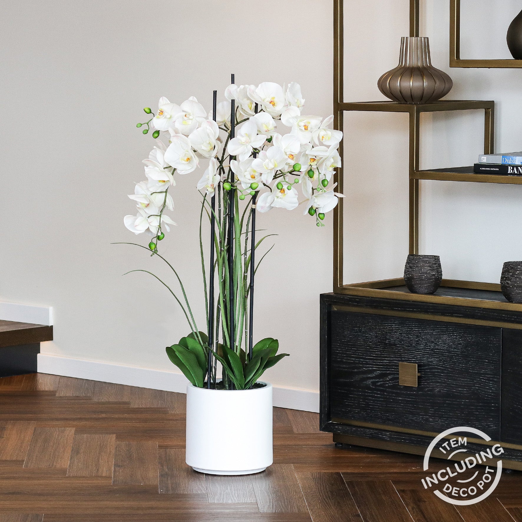 Künstliche Statement Orchidee mit weißen Topf im Wohnzimmer Interior 100 cm