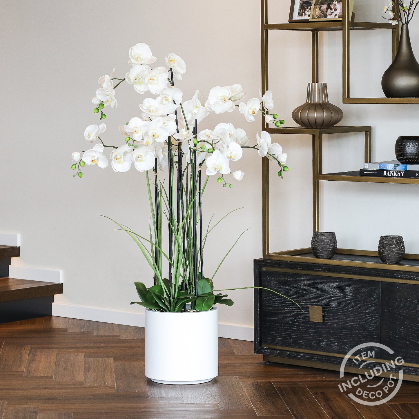 Künstliche Statement Orchidee mit weißen Topf im Wohnzimmer Interior 120 cm