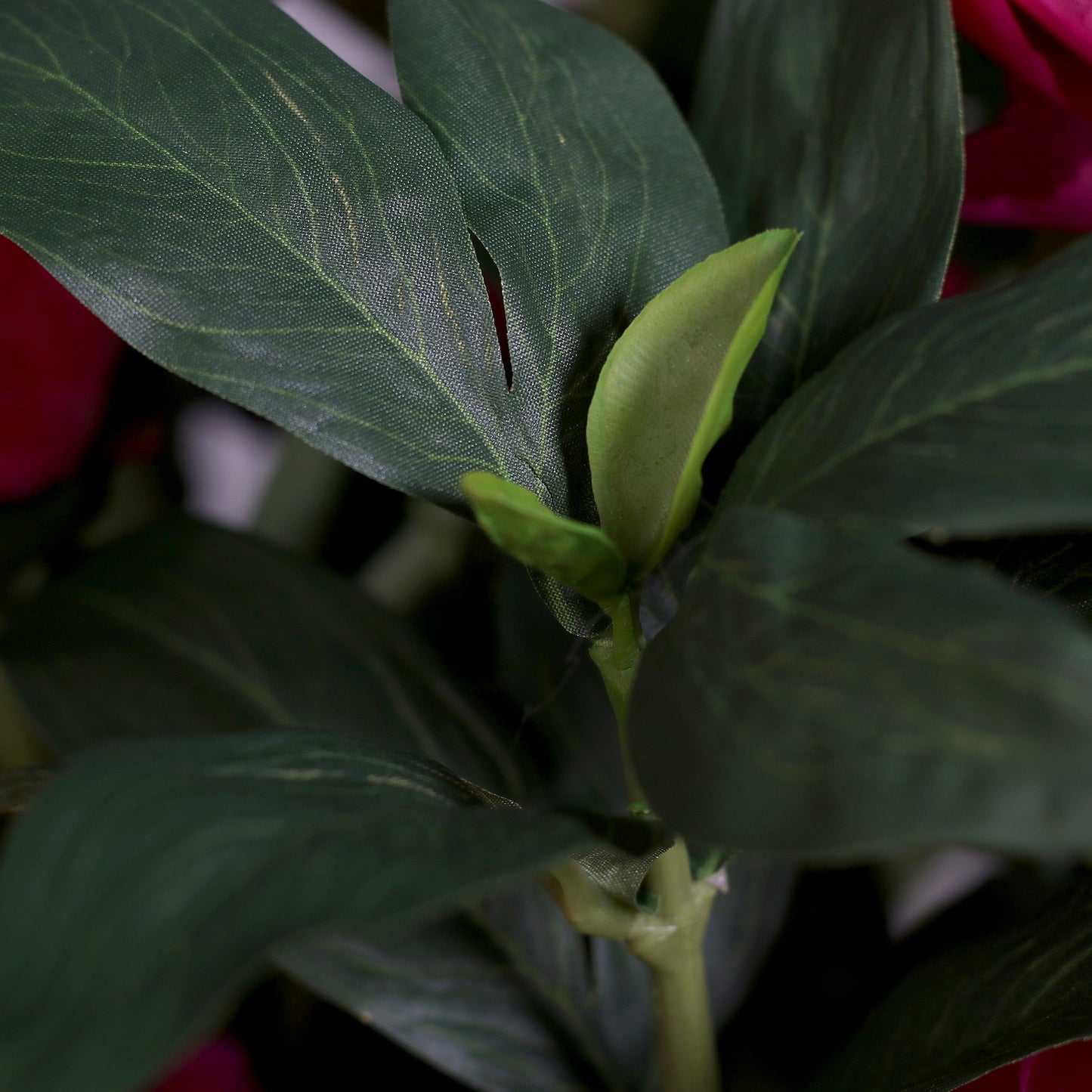 Detailbild der künstlichen Blätter einer pinken Hortensie