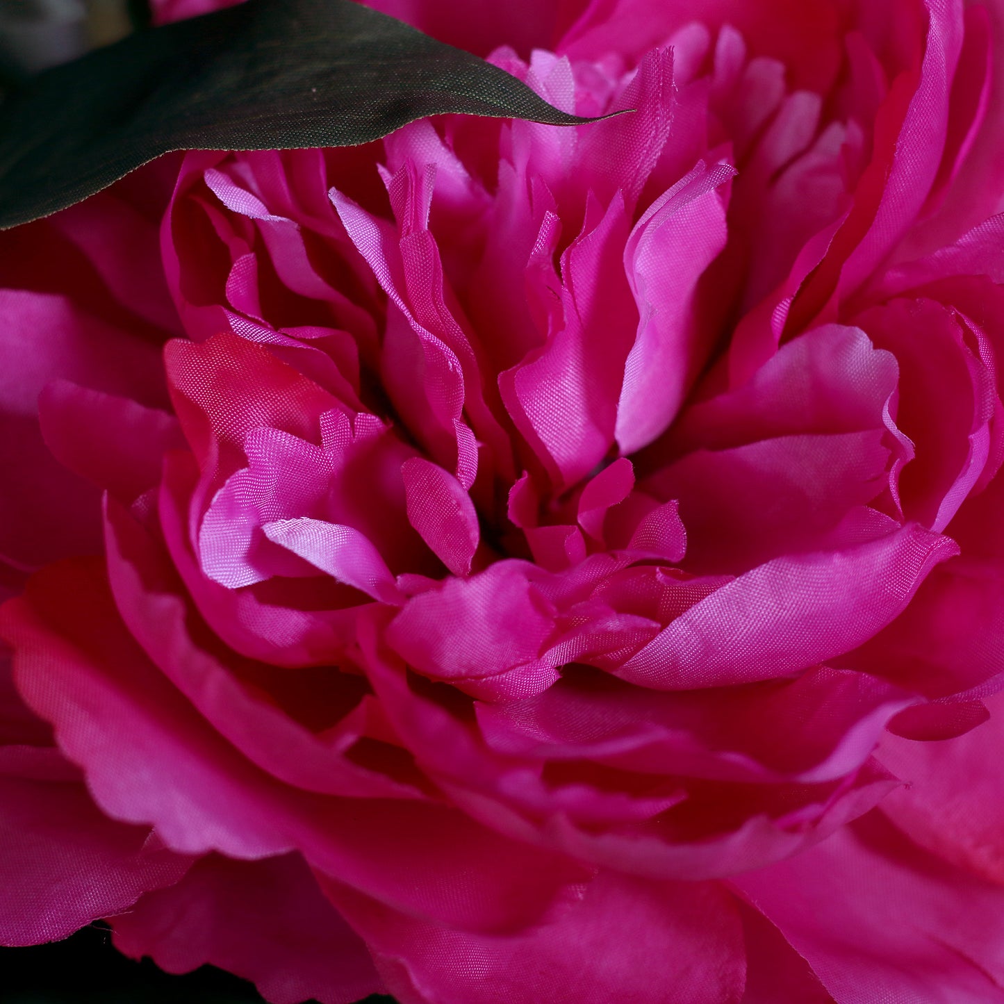 Detailbild einer hochwertigen künstlichen pinken Päonie
