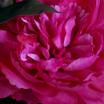 Detailbild einer hochwertigen künstlichen pinken Päonie