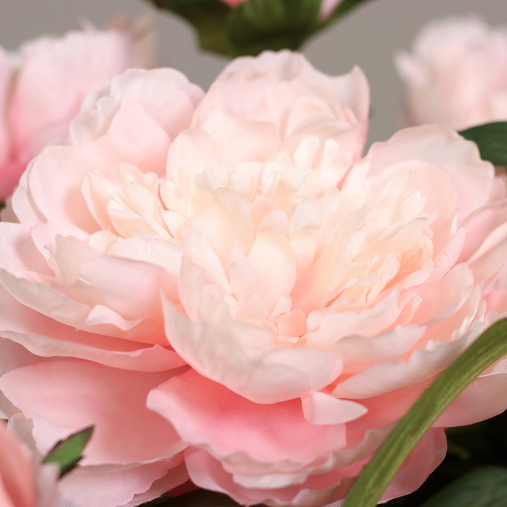 Detailbild einer hochwertigen künstlichen rosé farbenen Päonie
