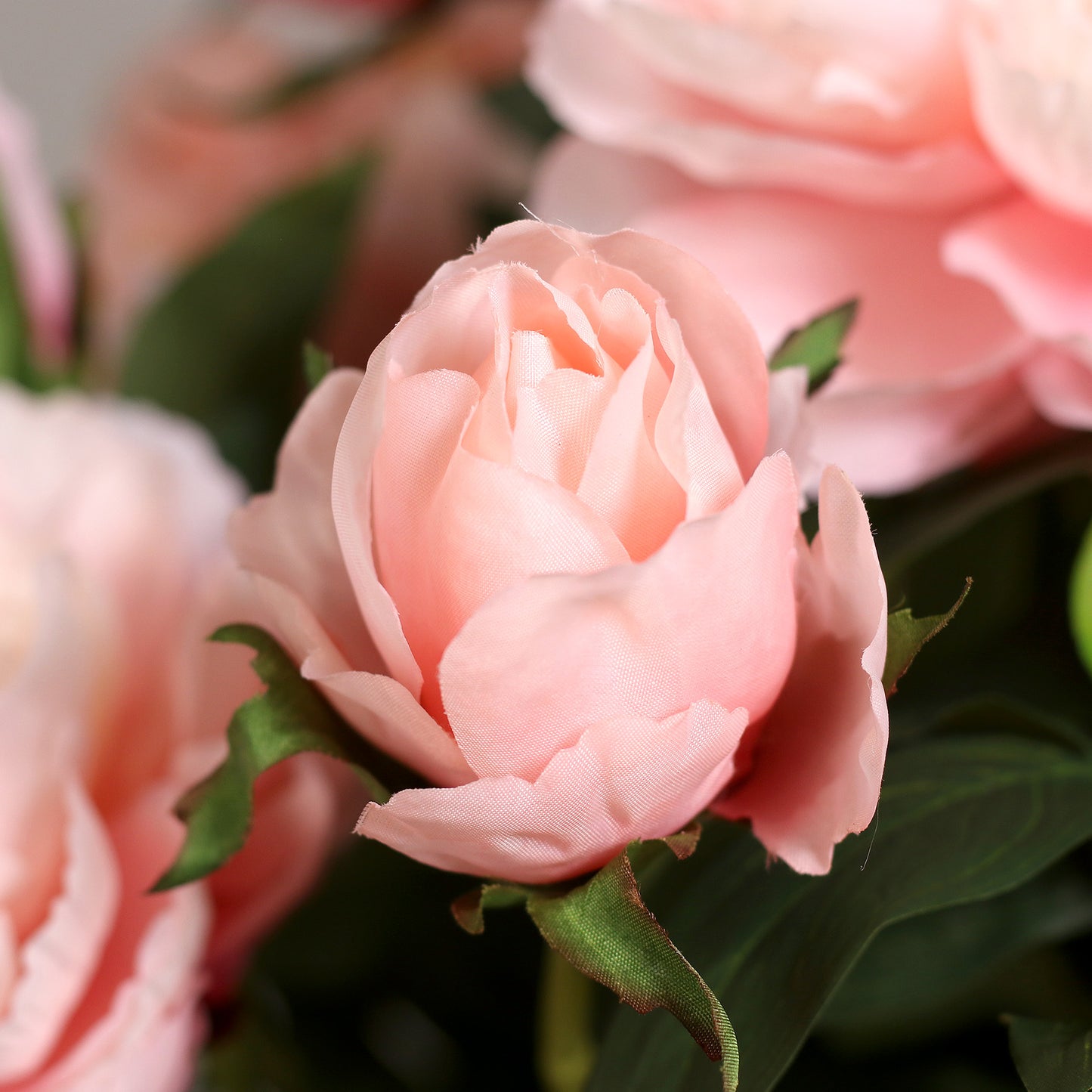 Detailbild einer künstlichen rosé farbenen Päonie