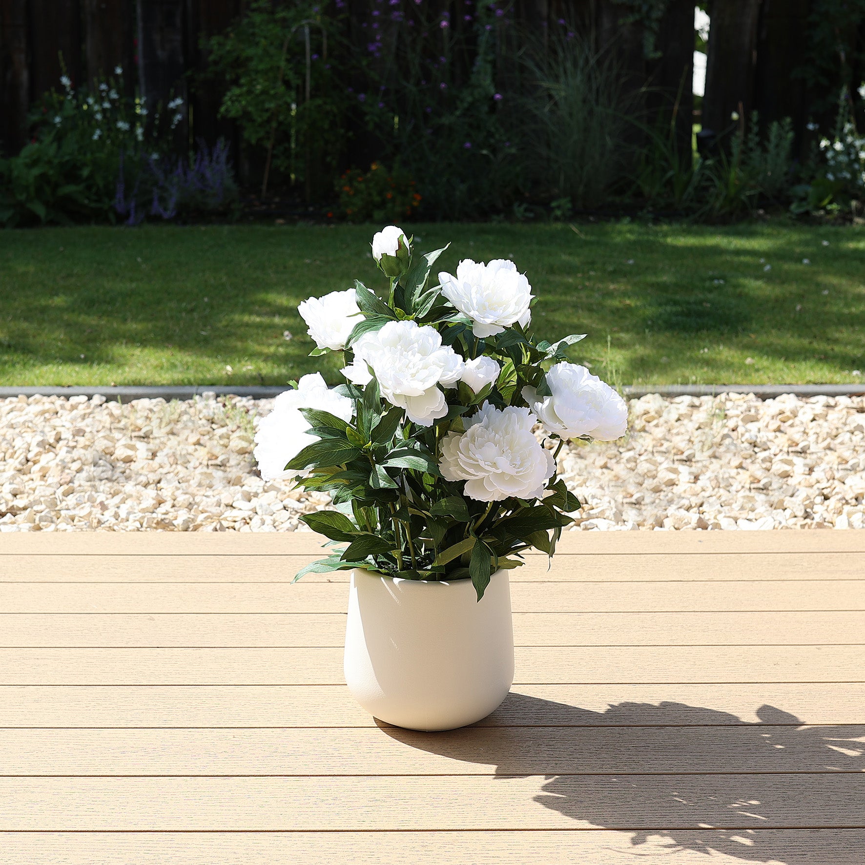 Hochwertige Kunstblumen Päonie im Garten in weiß
