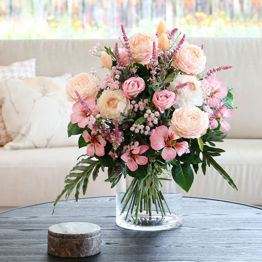 Künstlicher Blumenstrauß Sweet Cotton Candy von Lumisa’s Choice in zarten Pastelltönen als romantische Dekoration im Wohnzimmer Interior