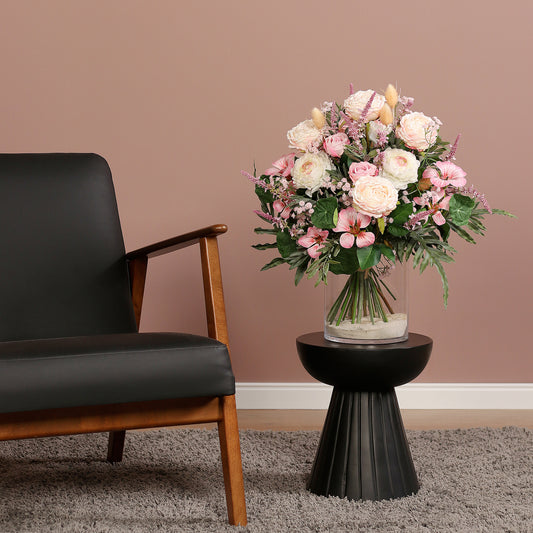 Künstlicher Blumenstrauß Sweet Cotton Candy von Lumisa’s Choice in zarten Pastelltönen als romantische Dekoration neben modernem Sessel.