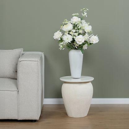 Künstlicher Blumenstrauß White Harmony von Lumisa’s Choice mit weißen Blüten in weißer Vase als stilvolle Dekoration neben hellem Sofa